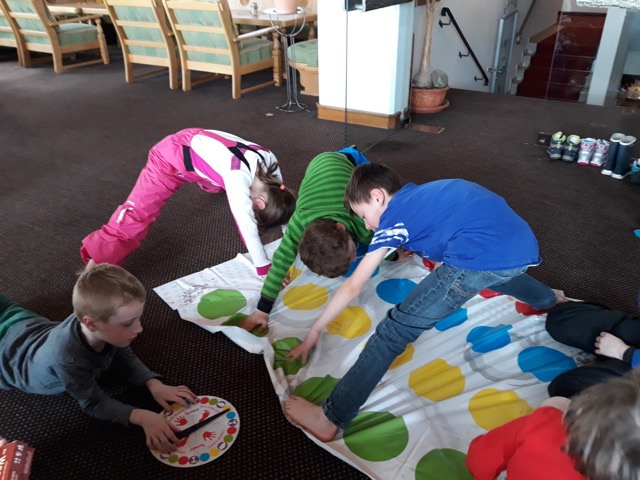 Kriski-kinderanimatie-Galtür-twister-spel